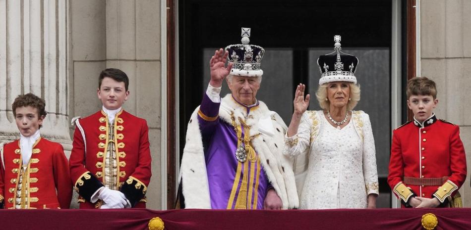 El rey Carlos III y la reina Camila saludan a la muchedumbre desde el balcón del Palacio de Buckingham tras la ceremonia de coronación en Londres, el sábado 6 de mayo de 2023