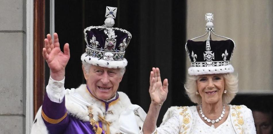 El rey Carlos III de Gran Bretaña con la corona del estado imperial y la reina Camila de Gran Bretaña.