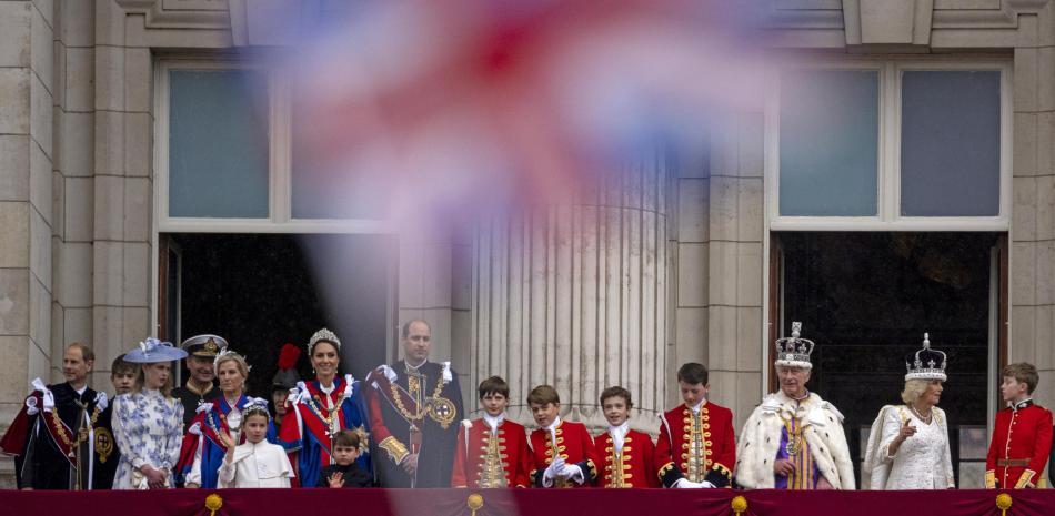 El rey Carlos III y la reina Camila de Gran Bretaña saludan a la multitud desde el balcón del Palacio de Buckingham después de la ceremonia de coronación en Londres, el sábado 6 de mayo de 2023.