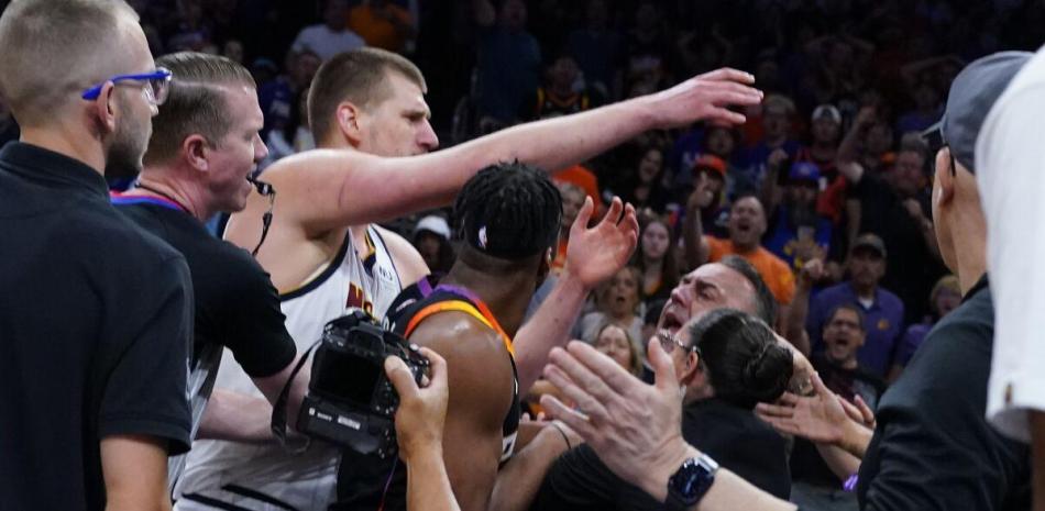 Nikola Jokic de los Nuggets de Denver durante un altercado en las gradas en el cuarto juego de las semifinales de la Conferencia Oeste contra los Suns de Phoenix