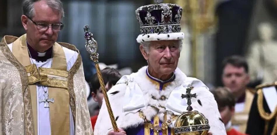 El Rey Carlos III de Gran Bretaña con la Corona Imperial del Estado y el Orbe y el Cetro del Soberano sale de la Abadía de Westminster después de su coronación en el centro de Londres el sábado 6 de mayo de 2023.