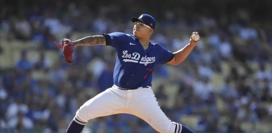 El mexicano Julio Urías, abridor de los Dodgers de Los Ángeles, lanza en el segundo episodio del juego ante los Padres de San Diego.