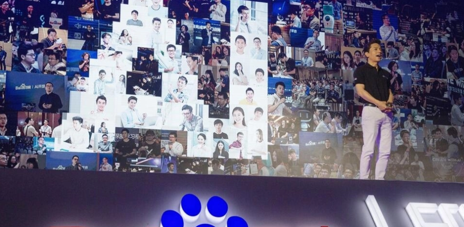 La empresa china Baidu desarrolla actualmente su propio programa de inteligencia artificial destinada al público.