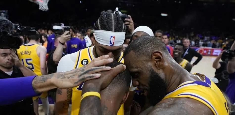 Anthony Davis y Lebron James felicitan a Lonnie Walker IV después de que los Lakers derrotaron a los Golden State Warriors 104-101 en el Juego 4 de una semifinal de la Conferencia Oeste.