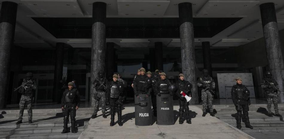 La policía custodia la Asamblea Nacional en Quito, Ecuador, el miércoles 17 de mayo de 2023.
