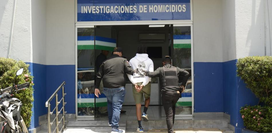 Se entregó esta tarde a la Policía Nacional uno de los implicados en la muerte del joven Joshua Omar Fernández, hecho por el que está detenido Wesly Vicent Carmena “el Dotolcito”.