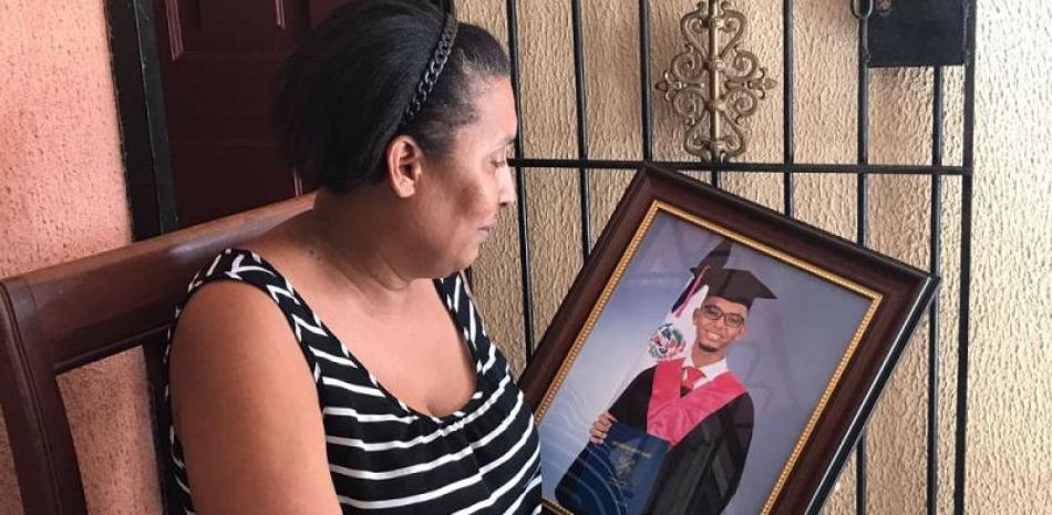 Berlina Decena, madre de Joshua Omar Fernández Decena, el joven de 19 años que falleció por impacto de bala el pasado 16 de abril, describe a su hijo como una persona “complaciente, alegre, buen hijo y buen compañero”.