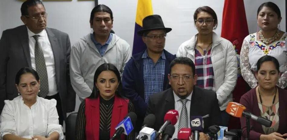 El presidente de la disuelta Asamblea Nacional de Ecuador, Virgilio Saquicela, en la primera fila y segundo a la derecha, rodeado de otros legisladores, habla durante una conferencia de prensa en Quito, Ecuador, el miércoles 17 de mayo de 2023.