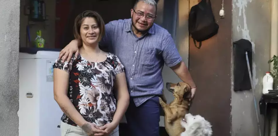Fabricio Chicas, un hombre transgénero, posa para una foto con su pareja Elizabeth López y sus mascotas en su casa en San Salvador, el 30 de abril de 2023. .