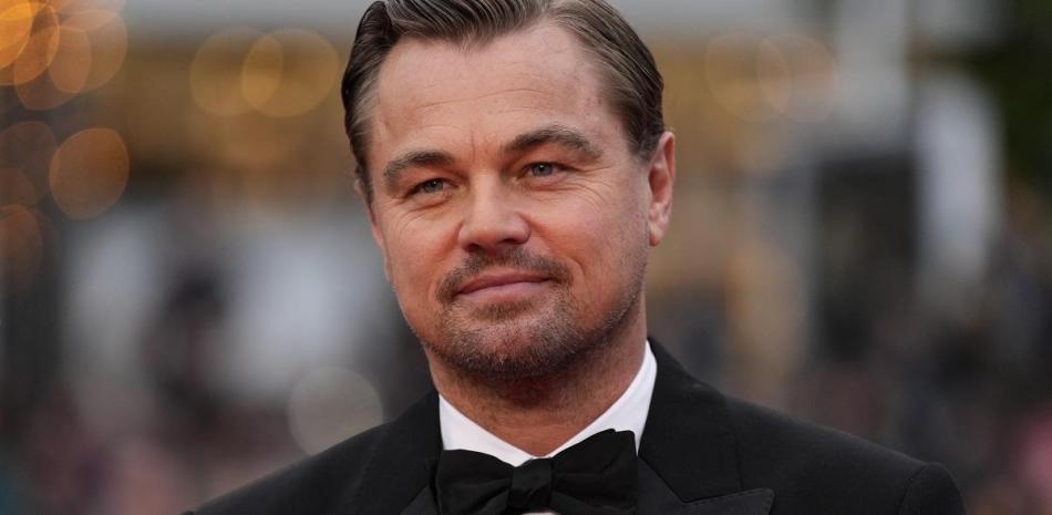 Leonardo DiCaprio posa para los fotógrafos a su llegada al estreno de la película 'Killers of the Flower Moon' en el 76º festival internacional de cine de Cannes, sur de Francia, el sábado 20 de mayo de 2023.