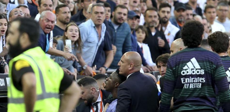 Vinicius Junior, del Real Madrid reacciona ante los hinchas