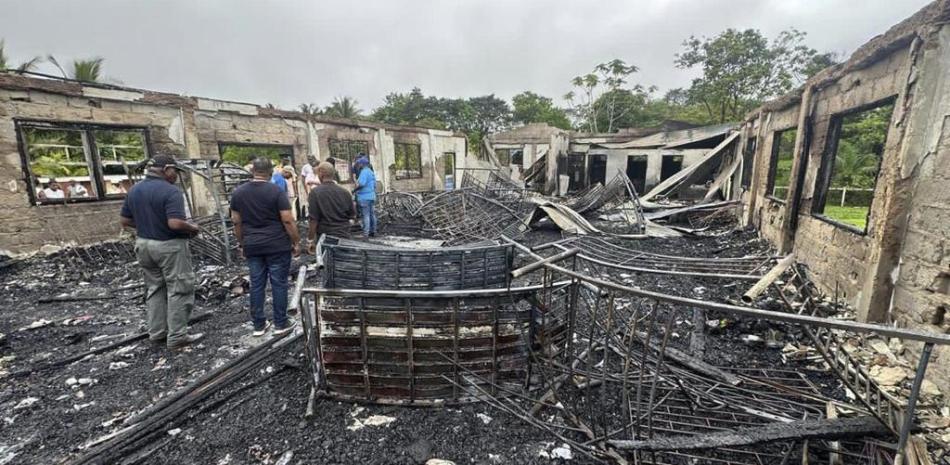 Escuela incendiada en Guyana