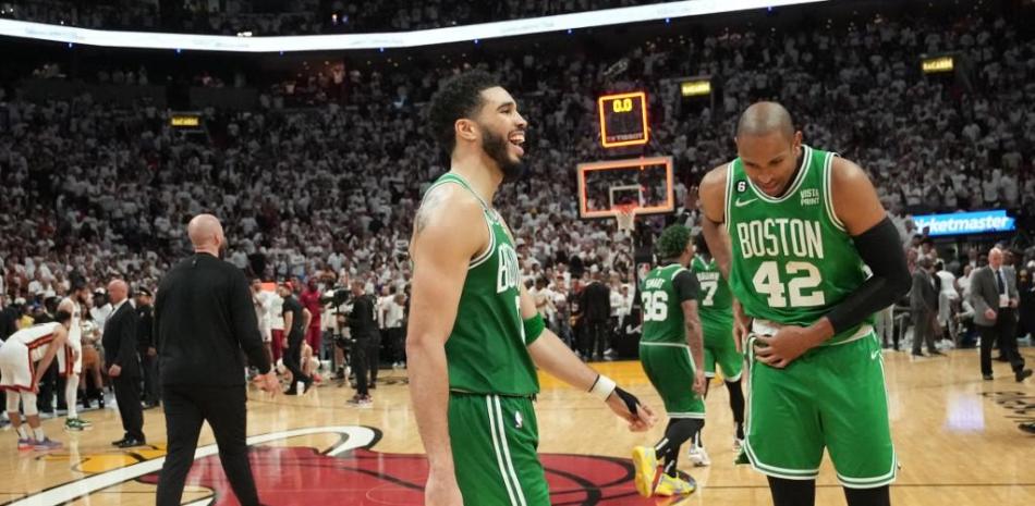 Jayson Tatum el #0 de Boston Celtics sonrie luego del partido sexto.