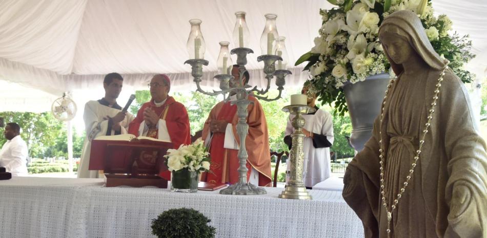 El obispo auxiliar Faustino Burgos ofició una misa en el Cementerio Puerta del Cielo, en honor las madres que han partido.