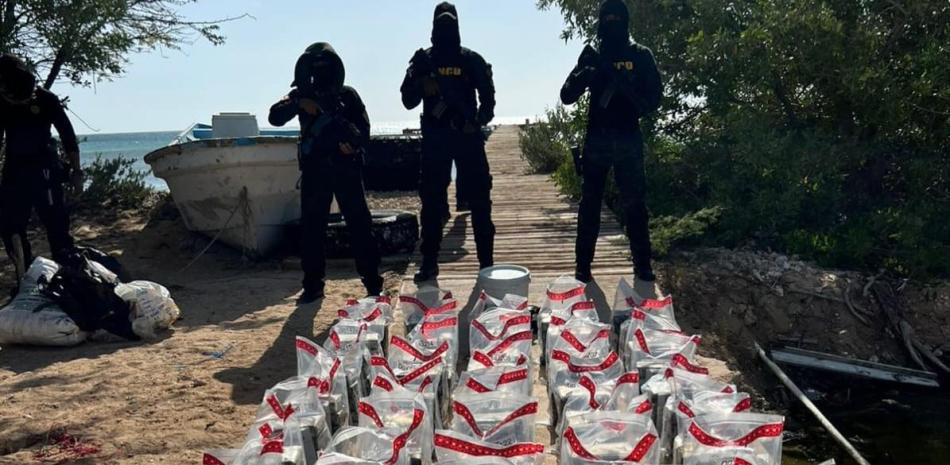 Agentes de la Dirección Nacional de Control de Drogas (DNCD), incautaron junto a otro organismo del estado 257 paquetes de presunta cocaína.