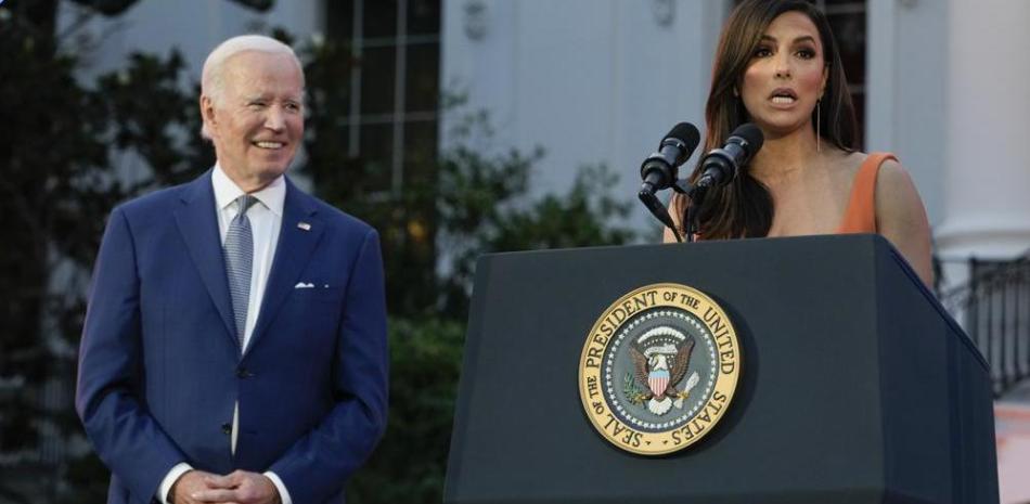 El presidente Joe Biden escucha mientras Eva Longoria habla antes de una función de la película "Flamin' Hot" el jueves 15 de junio de 2023, en el Jardín Sur de la Casa Blanca en Washington.