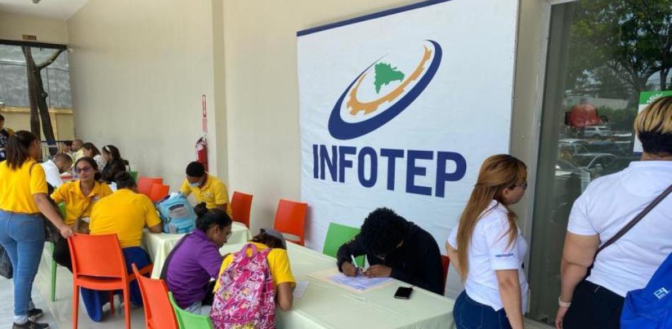 Más de 100 estudiantes acudieron este viernes al “llamado de la oportunidad”, la feria de empleo dispuesta por el Instituto Nacional de Formación Técnico Profesional (INFOTEP), en busca de obtener un puesto laboral.