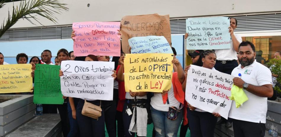 Al menos cinco empleados del Metro de Santo Domingo, fueron desvinculados este lunes, tras el anuncio de protesta pacífica por reivindicaciones salariales, realizadas este martes.