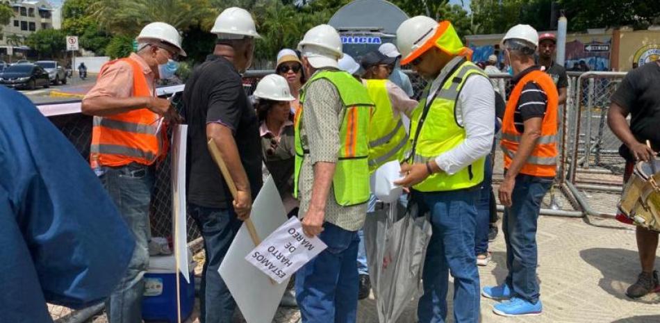 Los contratistas de 50 centros de diagnósticos y Atención Primaria realizaron una manifestación frente al Palacio Nacional, para que se autoricen los pagos por los trabajos realizados al Estado dominicano.