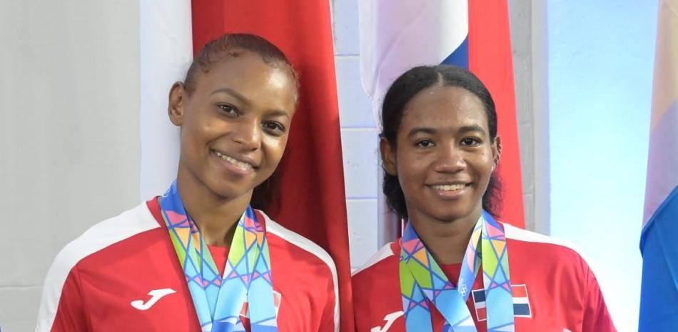 Beatriz Pirón y Dahiana Ortiz las dos medallistas de oro en los 49 kilogramos exhiben medallas y presentes