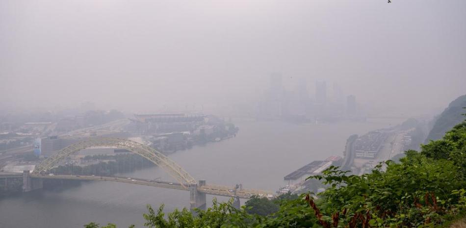 El humo generado por los incendios forestales en Canadá llegó hasta Pittsburgh, Pensilvania, el 28 de junio de 2023.