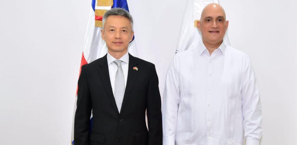 El ministro de Economía, Pável Isa Contreras, posa junto al nuevo embajador de la República Popular China en el país, Chen Luning.