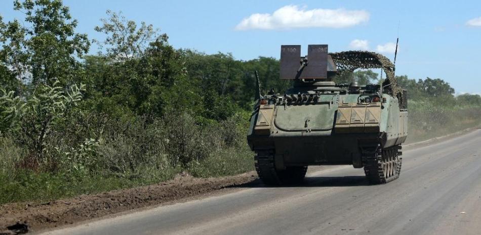 Esta fotografía muestra un vehículo blindado de transporte de tropas (APC) ucraniano en el este de Ucrania