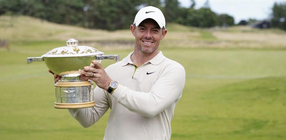 Rory McIlroy levanta el trofeo tras la cuarta jornada del torneo de golf Genesis Scottish Open en The Renaissance Club, North Berwick, Gran Bretaña, domingo 16 de julio de 2023