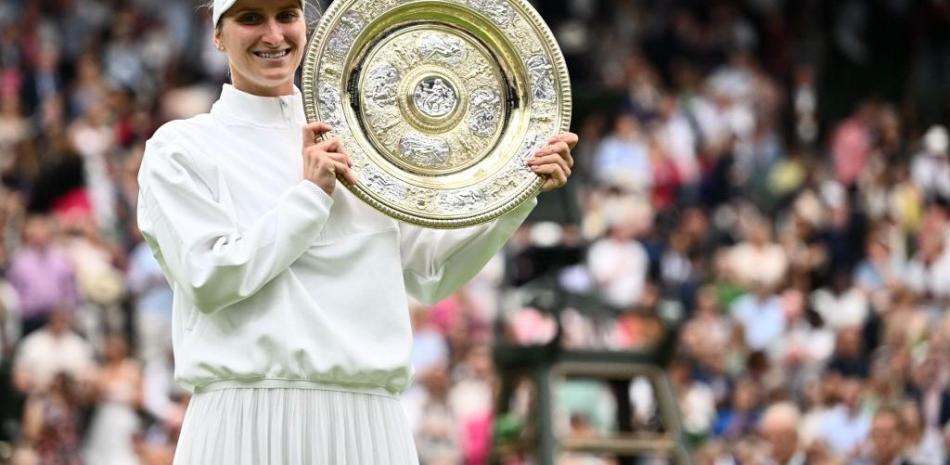 Marketa Vondrousova celebra con el trofeo Venus Rosewater Dish durante la ceremonia de entrega de premios tras ganar la final femenina individual de tenis del Campeonato de Wimbledon