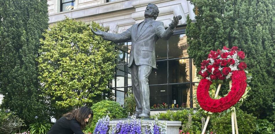 Se colocan flores frente a una estatua en honor al cantante Tony Bennett