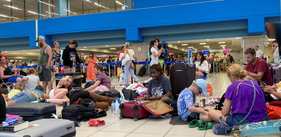 Los turistas esperan en la sala de embarque del aeropuerto en Grecia