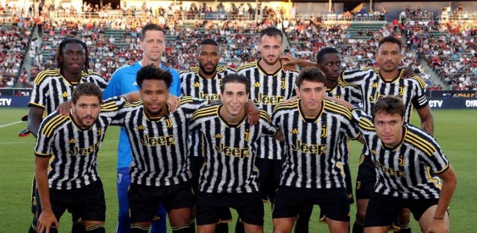 Los titulares de la Juventus posan para una foto de grupo antes de un partido amistoso de pretemporada contra el AC Milan en el Dignity Health Sports Park el 27 de julio de 2023 en Carson, California