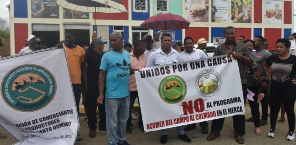 Comerciantes del Merca Santo Domingo realizaron a tempranas horas de este miércoles una protesta frente a las instalaciones del programa "A comer: del campo al colmado", donde solicitaron el “retiro inmediato” de este programa.