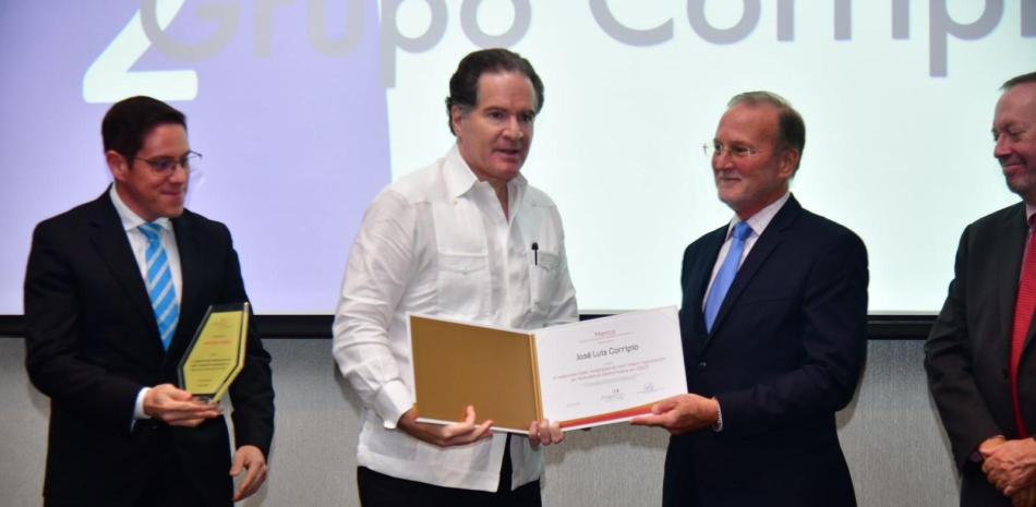 Manuel Corripio recibe el reconocimiento en nombre de su padre, José Luis Corripio.