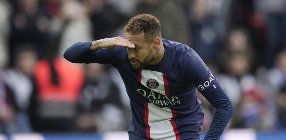 Neymar del Paris Saint-Germain tras anotar un gol ante Lille en la liga francesa