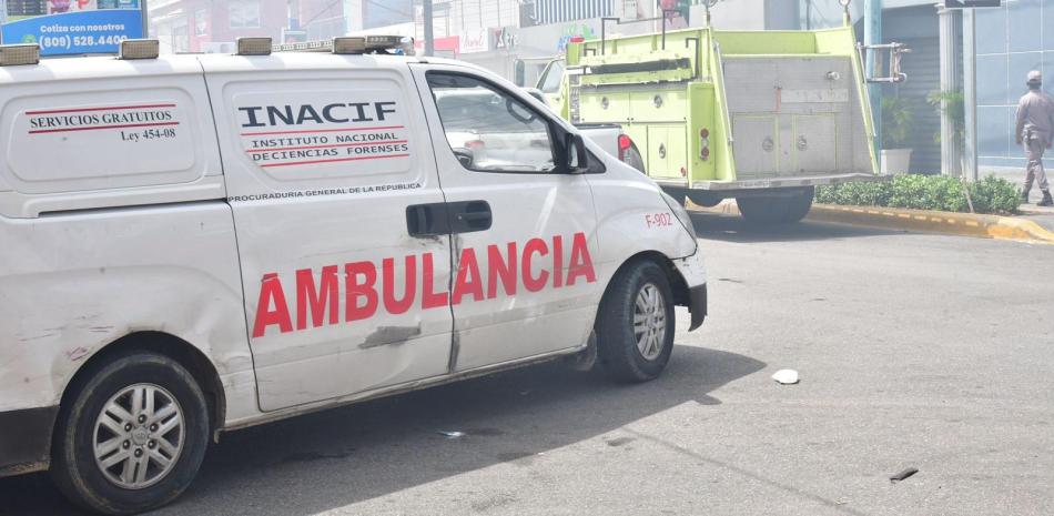 Una ambulancia del Inacif recorre por la zona de tragedia en San Cristóbal
