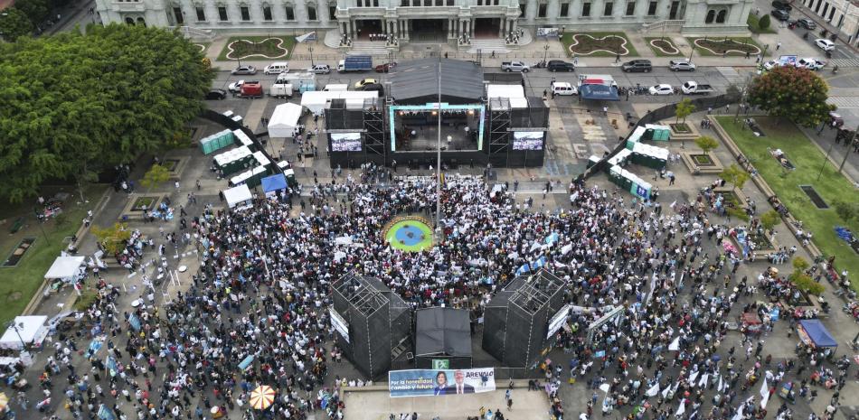 Simpatizantes de Bernardo Arévalo, candidato presidencial del Movimiento Semilla, se reúnen en el acto de cierre de campaña en la plaza de la Constitución, el miércoles 16 de agosto de 2023, en Ciudad de Guatemala.