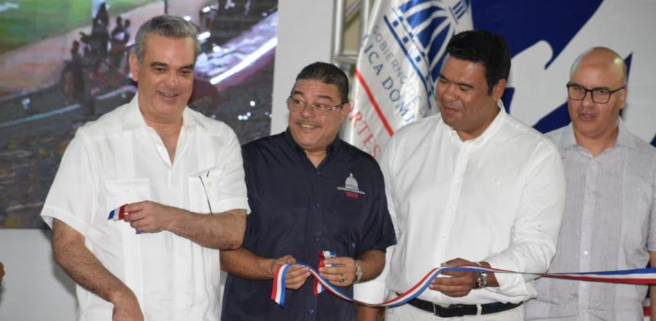 El presidente Luis Abinader, acompañado por el ministro de Deportes, Francisco Camacho, y otras autoridades del Gobierno, tras realizar el corte de la cinta para dejar formalmente inaugurado el multiuso.