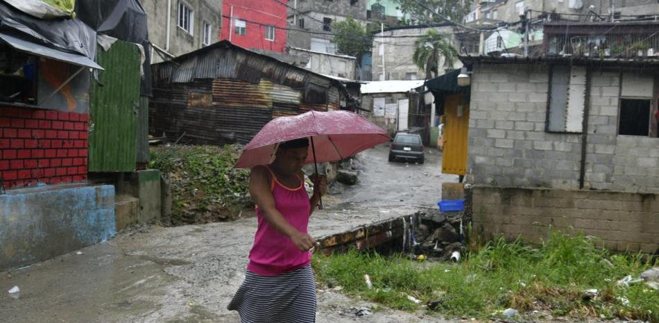 Nuestro reportero Sauro Scalella informa desde el sector Las 800 en Los Ríos, previo la llegada de la tormenta Franklin.<br /><br />También le pude interesar estos videos:<br /><br />LEONEL ENCABEZA MARCHA DE LA FP EN EL DÍA DE LOS TRABAJADORES POR UNA MEJOR CALIDAD DE VIDA https://youtu.be/9Svo7QAEu1c<br /><br />ABOGADOS ACUSAN A YENI BERENICE Y A WILSON CAMACHO EN EL CASO JEAN ALAIN Y MEDUSA https://youtu.be/gJMYlp_W60w<br /><br />UN MUERT0 Y UN HERID0 TRAS CONFLICTO EN LOS TRES BRAZOS https://youtu.be/E5vTwb1oIeQ<br /><br />EMILIO LÓPEZ VA A PRISIÓN POR CASO TAMARA MARTÍNEZ; FISCAL EXPLICA GRAVEDAD DEL CASO https://youtu.be/4ko0BkEEwQc<br /><br />LLEGADA DEL PRESIDENTE A LA FUNERARIA PARA BRINDARLE SUS CONDOLENCIAS AL CANDIDATO ABEL MARTÍNEZ https://youtu.be/PWDwz5mKo3U<br /><br />Más noticias en https://listindiario.com/<br /><br />Suscríbete al canal  https://bit.ly/335qMys<br /><br />Síguenos<br />Twitter  https://twitter.com/ListinDiario <br /><br />Facebook  https://www.facebook.com/listindiario <br /><br />Instagram https://www.instagram.com/listindiario/