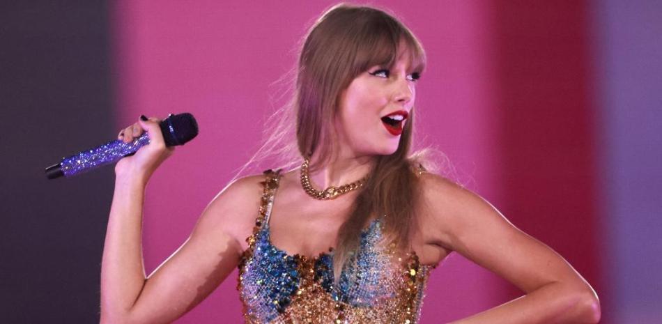 La cantautora estadounidense Taylor Swift actúa durante su Eras Tour