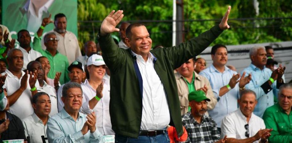 El presidente de la Fuerza del Pueblo, Leonel Fernández, proclamó este sábado a Carlos Guzmán como el candidato a la Alcaldía de Santo Domingo Norte, para competir en los próximos torneos electorales de 2024 por el partido verde.