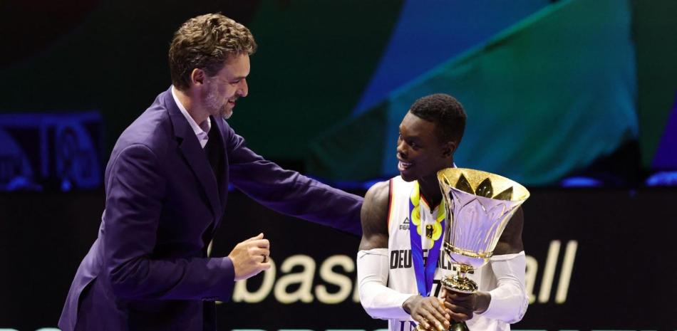 Dennis Schroder exhibe el trofeo obtenido como el Más Valioso. Lo recibe de manos e Paul Gasol, embajador de la FIBA.