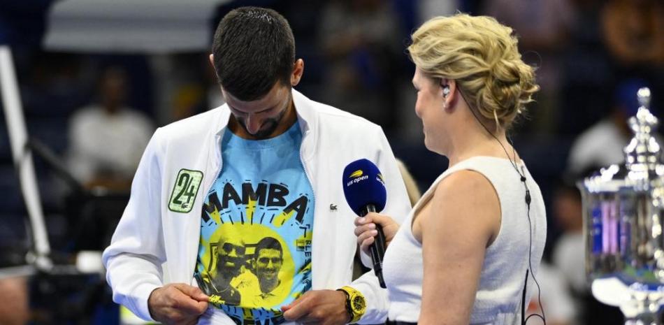 El serbio Novak Djokovic muestra una camiseta en homenaje a la fallecida estrella del baloncesto Kobe Bryant después de derrotar al ruso Daniil Medvedev en el partido final individual masculino del torneo de tenis del Abierto de Estados Unidos.