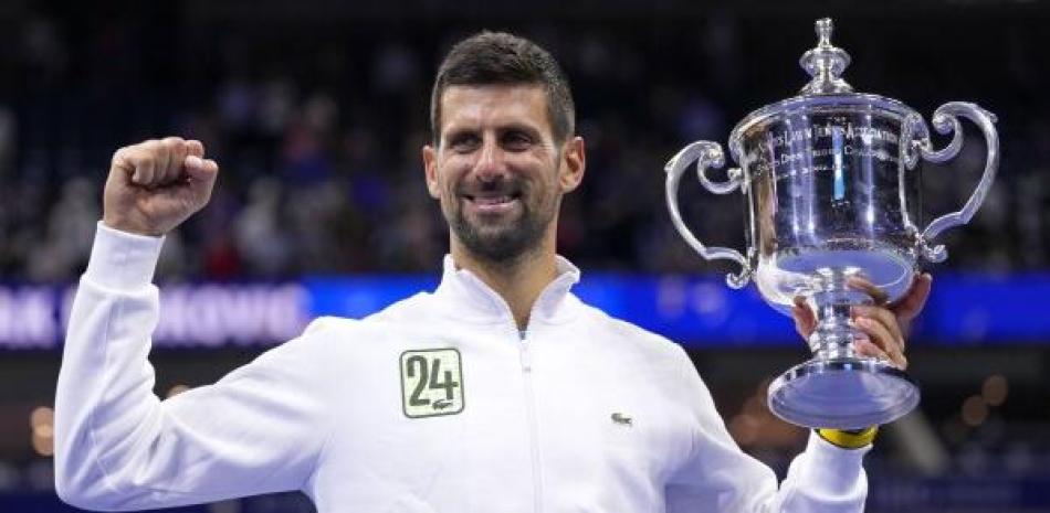 Novak Djokovic exhibe el trofeo conquistado en el US Open tras derrotar a Daniil Medvedev.