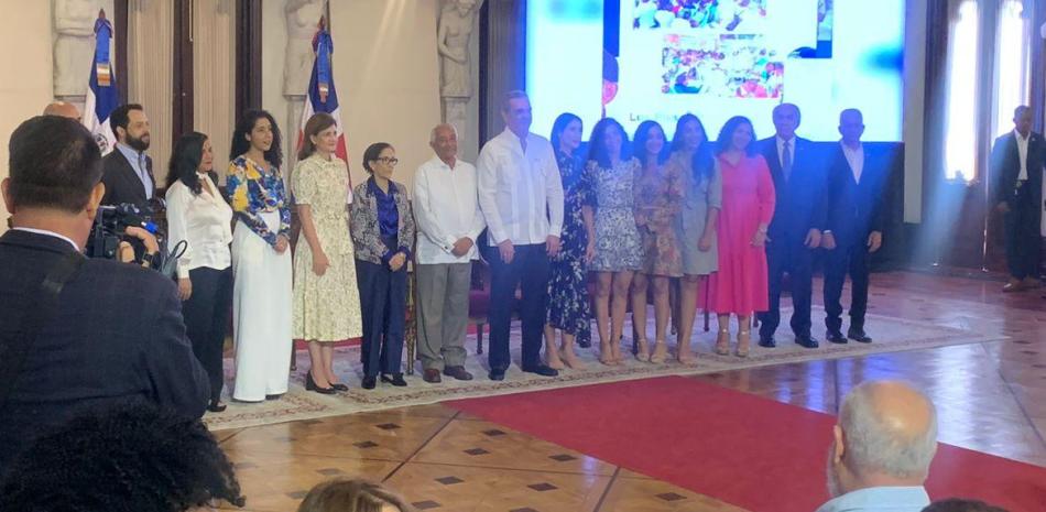 La premiación, encabezada por el presidente Luis Abinader, se efectuó en el salón Las Cariátide del Palacio Nacional, con la presencia de cientos de adultos mayores. dominicanos.
