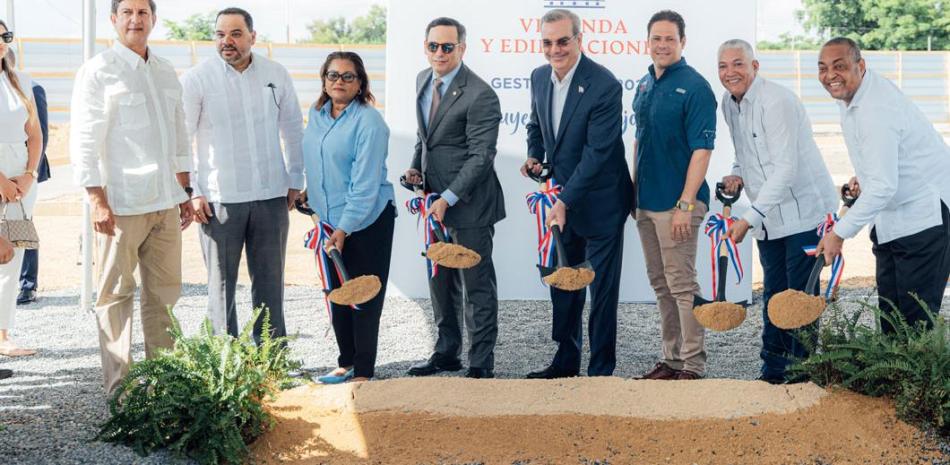 El presidente de la República, Luis Abinader, y el ministro de la Vivienda, Carlos Bonilla, dieron este lunes el primer palazo para iniciar la construcción de la Ciudad Judicial de Santo Domingo Oeste