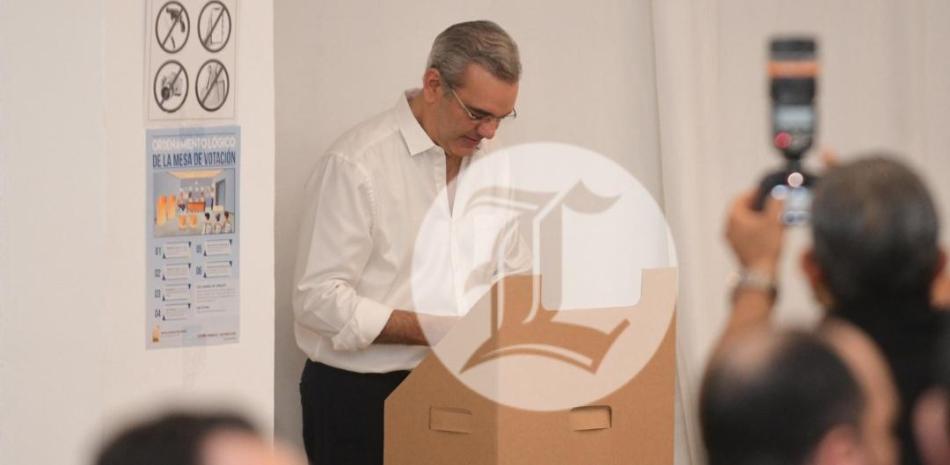 El presidente Luis Abinader vota en las primarias del PRM