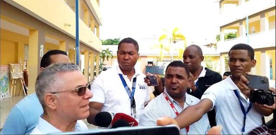 El actual alcalde y precandidato a la misma posición por el municipio de Santo Domingo Este, Manuel Jiménez, expresó este domingo luego de ejercer el sufragio, que quien ganará de los cuatro aspirantes en esa municipalidad, será quien tenga la posibilidad de derrotar a la oposición en febrero de 2024, en referencia a sí mismo.<br /><br />https://listindiario.com/la-republica/gobierno/20231001/manuel-jimenez-ganara-oportunidad-derrotar-oposicion_775464.html<br /><br />También le pude interesar estos videos:<br /><br />TORMENTA FRANKLIN INUNDA LA CAPITAL https://youtu.be/Pq11_6GJtgg<br /><br />VICEALMIRANTE AGUSTÍN ALBERTO MORILLO ASUME MANDO COMO NUEVO COMANDANTE DE LA ARMADA DOMINICANA https://youtu.be/mRcXUW4AyWc<br /><br />PLD DEFINE SUS CANDIDATOS A LAS ALCALDÍAS DEL DN, SDN, SAN CRISTÓBAL Y CABARETE https://youtu.be/mCoab9nVzMU<br /><br />LOS DOMINICANOS PODRÁN ENTRAR DE MANERA MÁS ÁGIL A ESTADOS UNIDOS, GRACIAS AL GLOBAL ENTRY https://www.youtube.com/watch?v=01ft8n1tGwM<br /><br />PRD, PLD Y FP ACUERDAN ALIANZAS EN TRES SENADURIAS, 6 ALCALDÍAS Y 150 DISTRITOS MUNICIPALES https://www.youtube.com/watch?v=gJc5ua4CTeQ<br /><br />Más noticias en https://listindiario.com/<br /><br />Suscríbete al canal  https://bit.ly/335qMys<br /><br />Síguenos<br />Twitter  https://twitter.com/ListinDiario <br /><br />Facebook  https://www.facebook.com/listindiario <br /><br />Instagram https://www.instagram.com/listindiario/