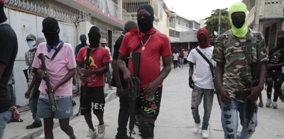 Miembros armados del “G9 y la Familia” marchan en una protesta contra el primer ministro haitiano, Ariel Henry, en Puerto Príncipe, Haití, el martes 19 de septiembre de 2023.