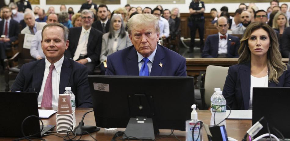 El expresidente Donald Trump junto a sus abogados.